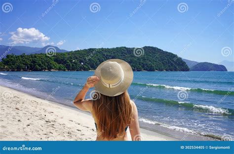 Feriados En Brasil Vista Trasera De Una Chica Bikini Caminando En La Playa Tropical De Ubatuba