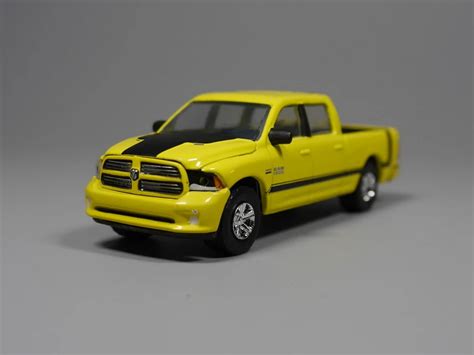 Auto Inn Greenlight 164 2015 Dodge Ram 1500 Hemi Sport Diecast Car