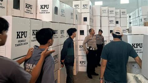 Jelang Kesiapan Pemilu 2024 Polisi Siaga Pengamanan Gudang KPU Garut