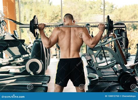 Barbell De Levantamento Forte Do Homem Novo Foto De Stock Imagem De