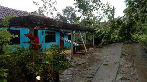 Rumah Di Gunungkidul Hancur Diterjang Angin Warga Atap Rumah Saya