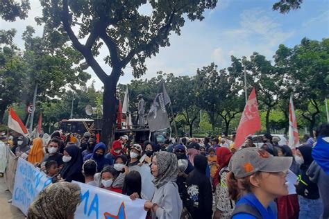 Ratusan Massa Geruduk Balkot Dki Untuk Tagih Janji Anies Cabut Pergub