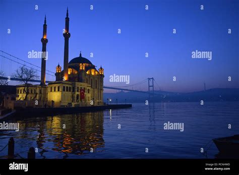 Amanecer en Estambul la mezquita de Ortaköy y el Puente del Bósforo en