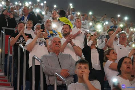 Kibice I Cheerleaderki Podczas Drugiego Meczu Anwil W Oc Awek Twarde