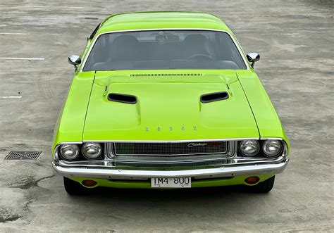 Dodge Challenger doing Burnout · Free Stock Photo