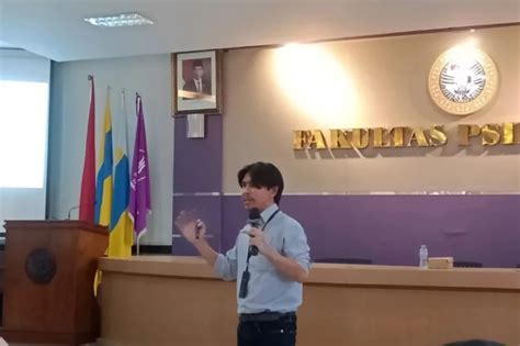 kuliah tamu fpsi unair ulas politik framing  media universitas