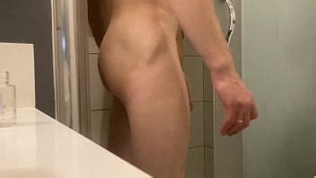 Él viene en mi ducha y folla mi coño peludo XVIDEOS