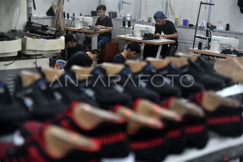 PRODUKSI SEPATU OLAHRAGA BUATAN LOKAL BOGOR ANTARA Foto