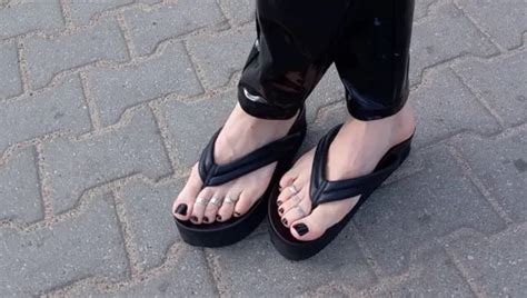 Crossdresser On A Night Walk Shows Her Sexy Feet Polish Shemale Public Porn Xhamster