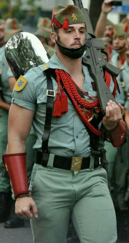 Polémica tuitera El desfile de la Legión española o del Orgullo Gay Shangay