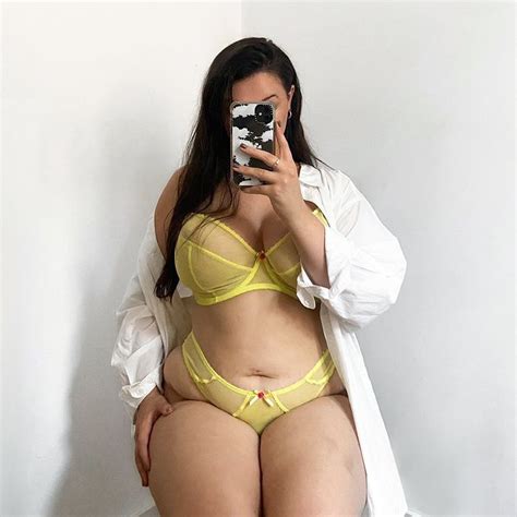 4 Hot Sexy Becky Lou Button Bikini Pics