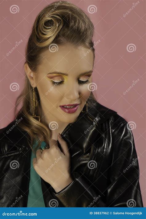 Femme Blonde Avec La Veste En Cuir Noire Photo Stock Image Du Amusement Gemmes