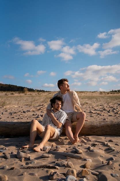 Couple Gay Plein Coup à La Plage Photo Gratuite