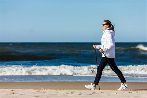 Nordic walking: what it is, why it is a great workout and how it tones