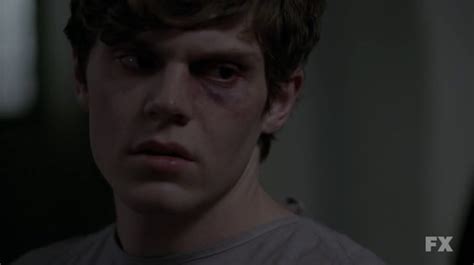 Evan Peters naked in American Horror story Fringues de séries