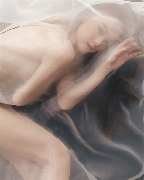 Minh Hằng tung bộ ảnh bán nude táo bạo đón tuổi