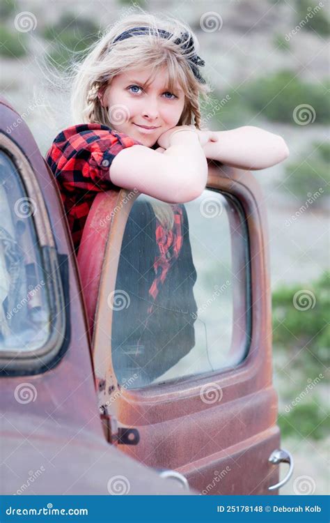 Het Mooie Meisje Van De Blonde Stock Foto Image Of Volwassen Uitziend