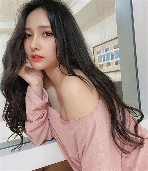 Bất ngờ được báo quốc tế khen ngợi vì quá xinh đẹp và gợi cảm nàng hot girl Việt bỗng chốc nổi