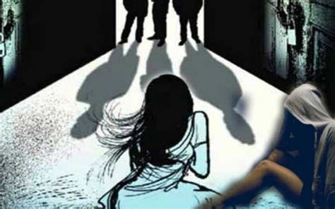 Builder Husband Had Unnatural Sex By Showing Porn Movie Also Used To Do Nude Dance In Front Of