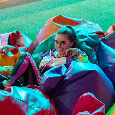 She Is Too Hot Scrolller