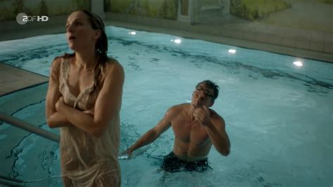 Naked Tanja Wedhorn in Marie räumt auf