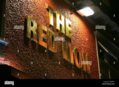 The Red Lion Pub Sign Oxford Stock Photo Alamy