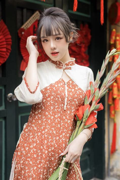 Hot girl làng game rạng rỡ trong tà áo dài ngày đầu năm mới