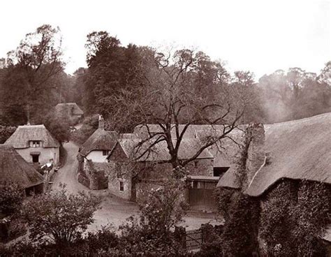 Мужчина случайно купил старый альбом и обнаружил фото из Европы 1904 года