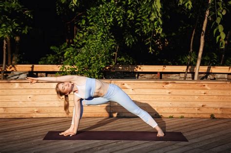 Jeune belle fille blonde pratiquer le yoga à l extérieur au lever du soleil Photo Gratuite