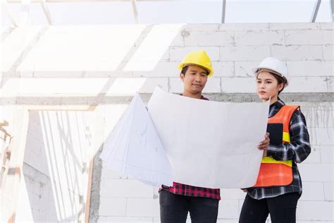 Arquiteto E Cliente Discutindo O Plano A Planta Do Edif Cio No