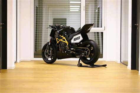 Krämer Shows Off a Naked Hooligan webBikeWorld