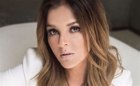 Grettell Valdez Muestra Su Vientre Plano En Bikini