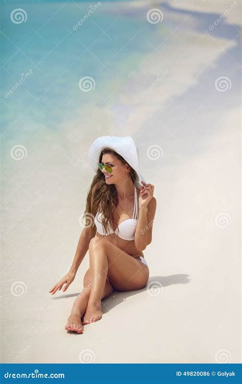 Belle Femme Dans Un Bikini Et Un Chapeau Blancs Sur La Plage Photo Stock Image Du Heureux