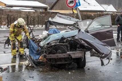 Unfall In Mittelfeld Beifahrerin Stirbt In Autowrack