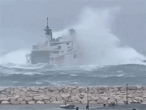 Andiamo A Fondo Si Spezza Come Il Titanicle Urla Sconvolte Dei