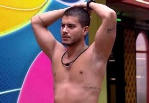 BBB 22 Arthur Aguiar mostra depilação íntima perfeita