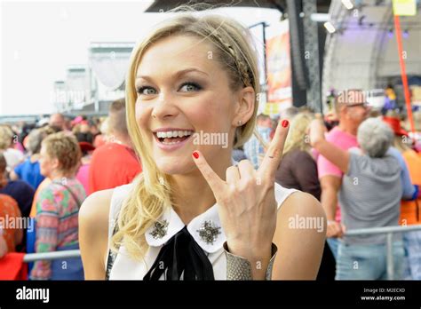 Linda Hesse Bei Der Hannover Premiere Von Hannover Olé Auf Dem