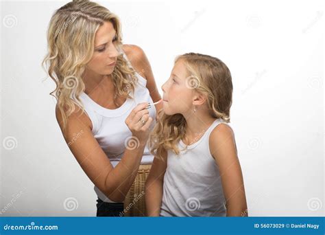 Familienmake Up Blonde Mutter Und Tochter Zusammen Stockbild Bild Von Weste D Nn