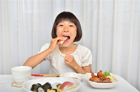 お寿司を美味しそうに食べる女の子 写真素材 [ 4446155 ] フォトライブラリー Photolibrary