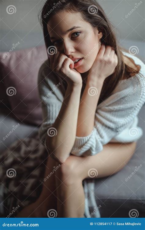 Ritratto Di Una Ragazza Sexy Con Le Gambe Nude Immagine Stock Immagine Di Carino Strato