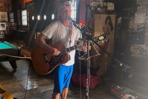 Watch Kenny Chesney Delivers Impromptu Acoustic Performance In Key