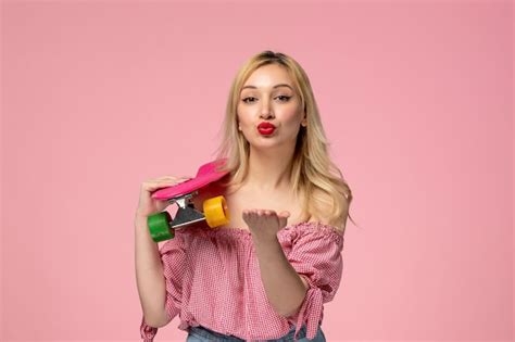Jolie Fille Adorable Poussin Blonde Avec Du Rouge L Vres En Chemisier Rose Envoyant Un Baiser