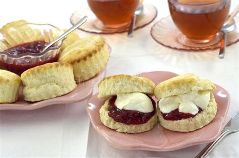 Scones Con El Coto Del Ciruelo Y La Crema Coagulada Foto De Archivo