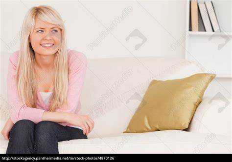 Gut aussehende blonde Frau posiert während sie auf Stock Photo 4870126 Bildagentur