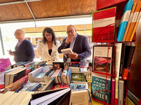 El Alcalde Inaugura La Nueva Feria Del Libro De Vélez Málaga Que Se