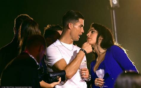 Georgina Rodriguez Prezentuje Ci Owy Brzuszek W Bikini Foto Pudelek