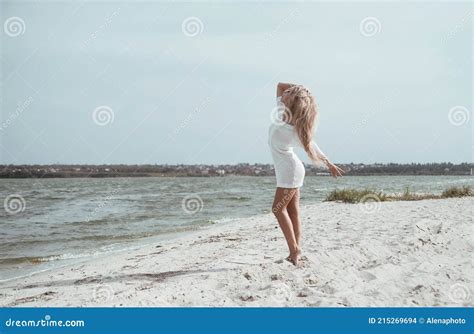 Belle Femme Blonde Sur La Plage Photo stock Image du retouché normal