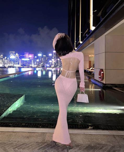 Bà mẹ trẻ Trung Quốc mặc bikini đi chơi tối vẫn gợi cảm tuyệt đối bí quyết là đây