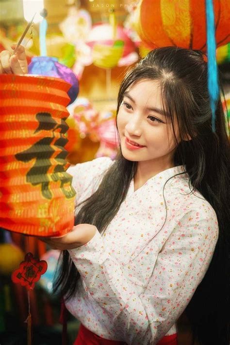 Nhan sắc thăng hạng của hot girl nổi tiếng khi vào vai chị Hằng