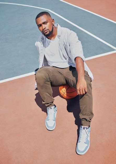 Cancha De Baloncesto De Moda Y Modelo Influenciador O Hombre Posando En